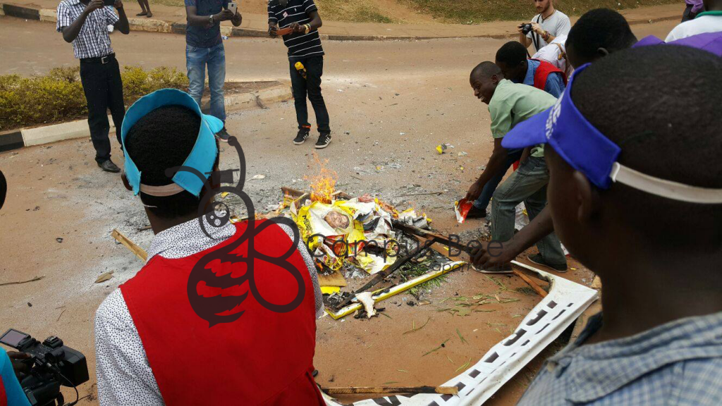 MUK students burning Museveni's posters