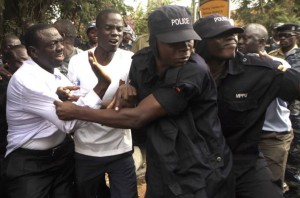 Uganda-police-arrest-opposition-politician-kizza-besigye