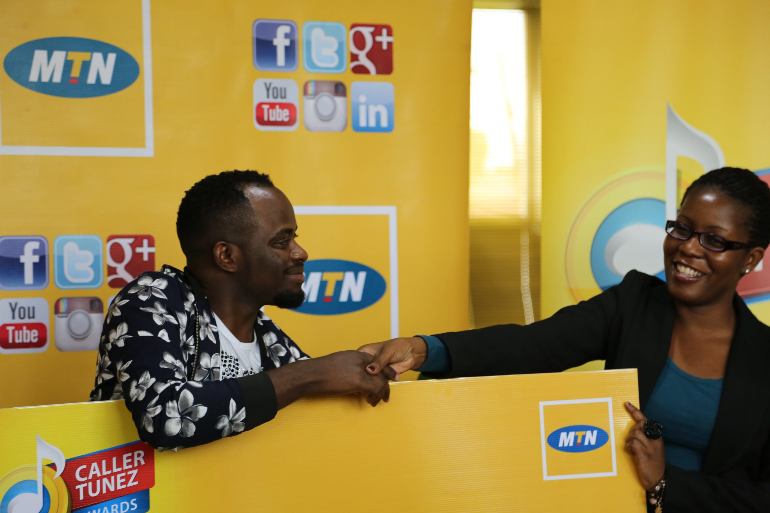 MTN’s Retention and social media manager Susan Kayemba hands a Dummy Cheque to David Lutalo at the MTN CRBT Awards prize handover held at MTN Nyonyi gardens. David Lutalo won again 2.5M in the MTN CRBT Awards as the artist ofOctober where his Song “Manya” was the most downloaded song again on the MTN Caller tune portal with 10,964 downloads.