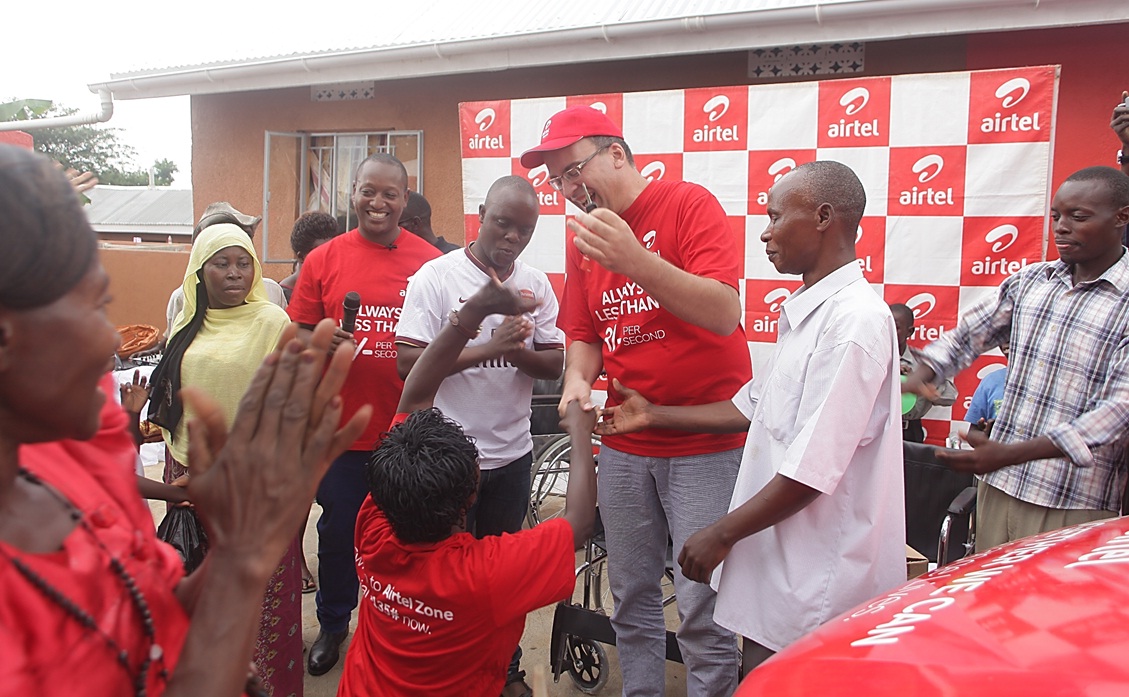Airtel Uganda MD Tom Gutjahr hands over the car keys to Mary Kabiito