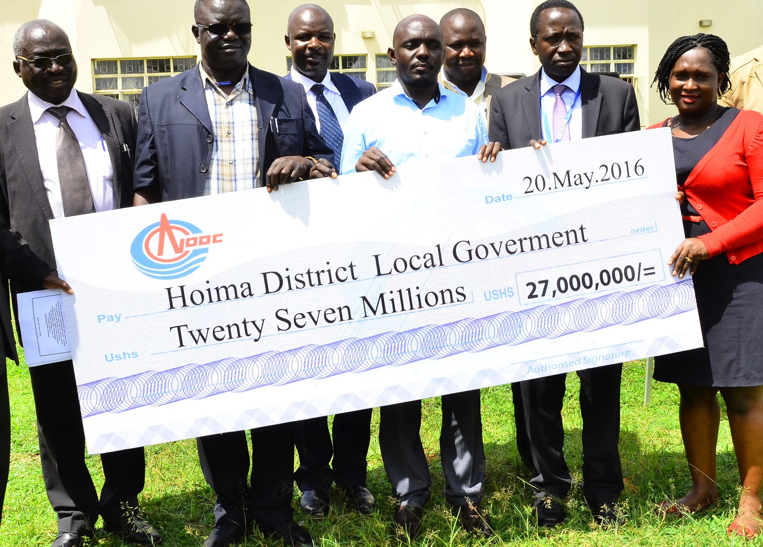 The MP of  Hoima district Mr. Rowlence Bategeka, Chief Administrative Officer, Mr. Luke Lukuda, Deputy RDC , Mr. Ambrose Mwesigye, acting Commissioner Geo-physics at the Ministry of Energy, Mr. Honey Mallinga receiving a dummy cheque of Shs 27million from Zakaria Lubega, David Byaruhanga and Aminah Bukenya, the representatives of CNOOC Uganda from the Corporate Affairs Office . CNOOC recognized and rewarded the best 90 students in Hoima district, who excelled at last year’s PLE, UCE and UACE level exams, on May 20th 2016.