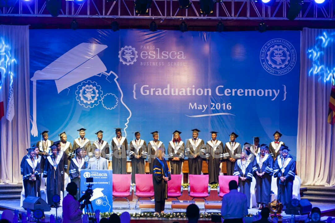 The graduates with the Eslsca principal