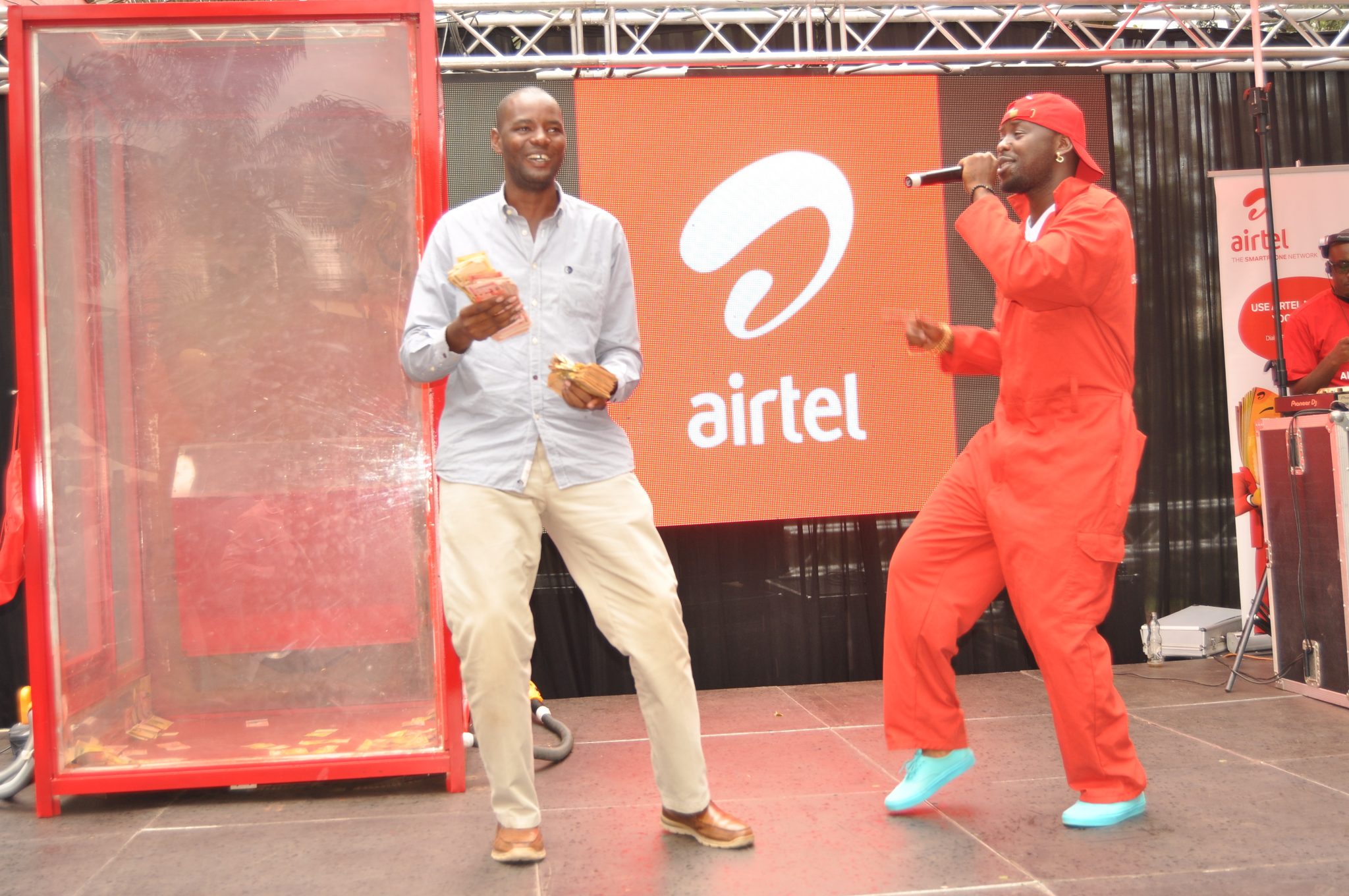 The Airtel Ambassador Uganda, Eddy kenzo performing for Matia Tamale the Yoola Amajja with Airtel Money winner at the grand finale.