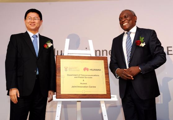 Li Peng, President of Huawei ESA region and Siyabonga Cwele, Minister of DTPS after unveiling the  Joint Innovation and Experience Centre