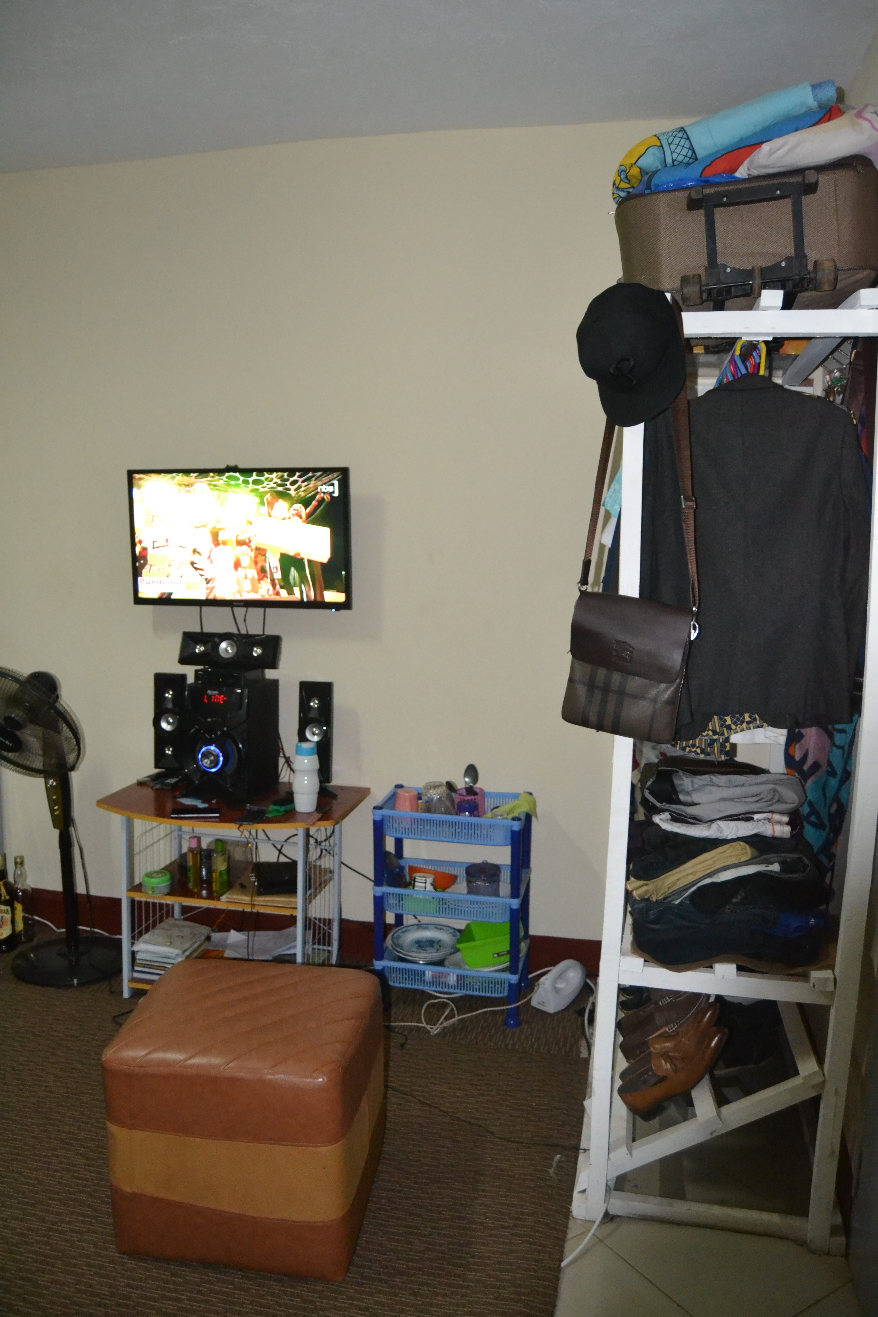 CAMPUS CRIBS! My room is a chic Campus Bee