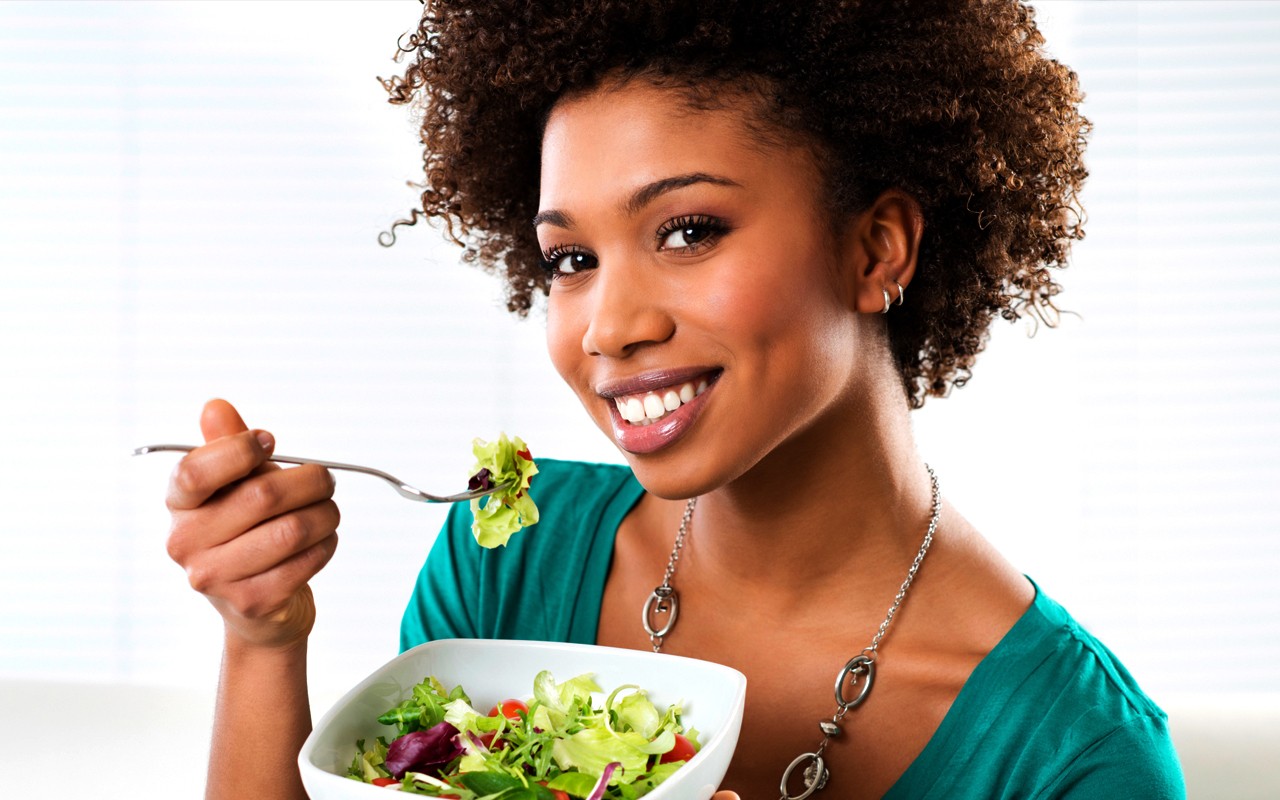 woman_eating_veggies_caro_page-bg_28467
