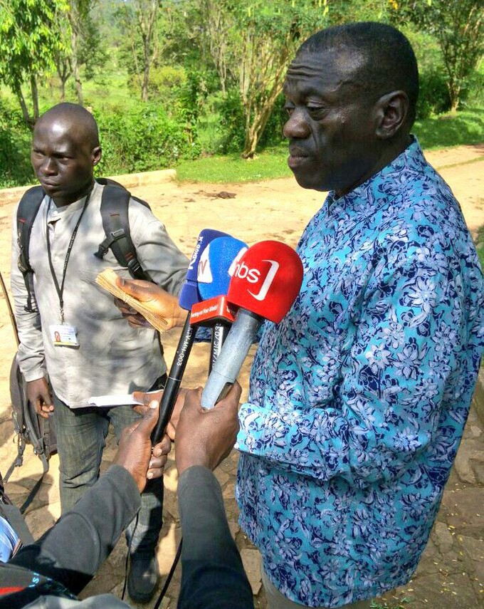 Besigye with his Shs3m pledge in Kasangati.