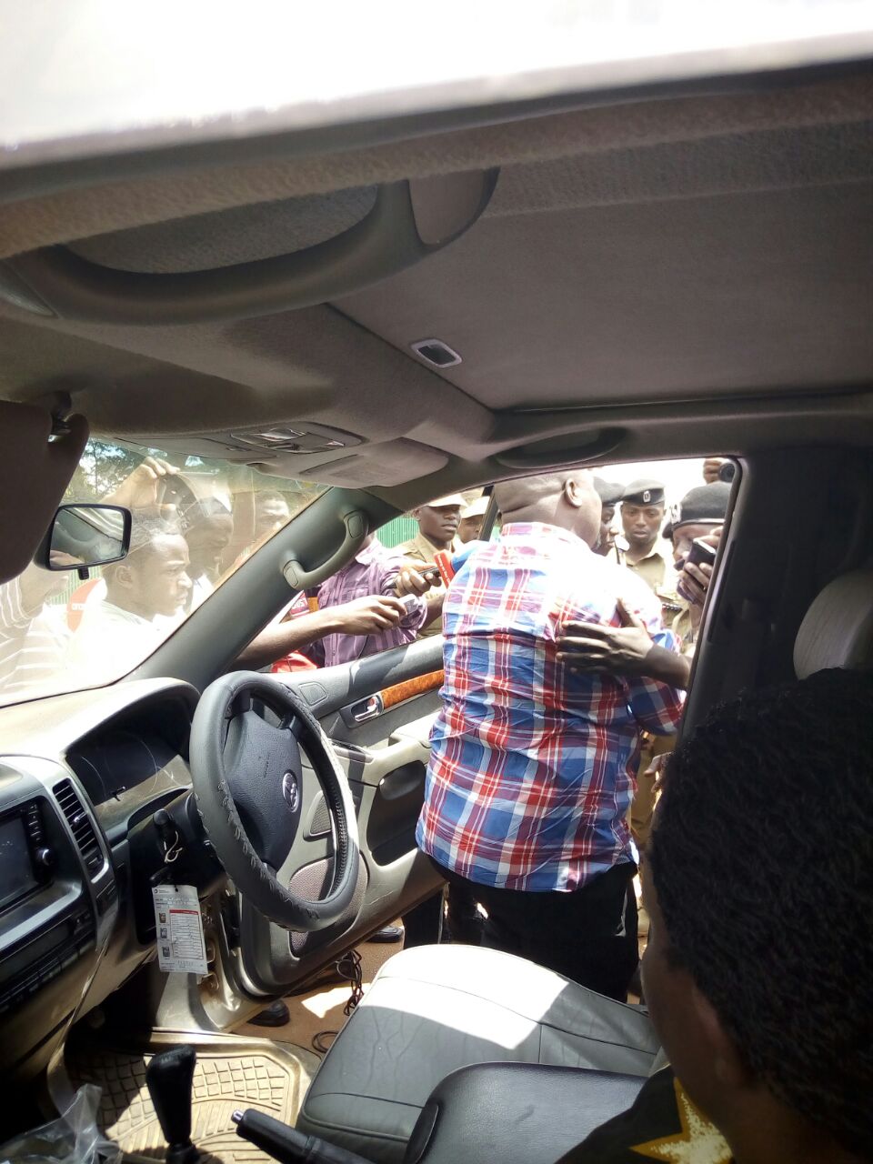 Munyagwa being pulled out of his car by police