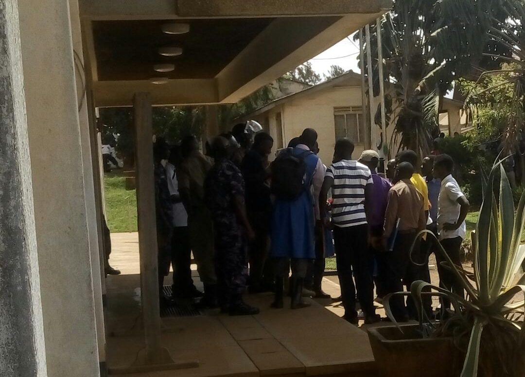 Kyambogo students storm Senate over delayed marks - Campus Bee