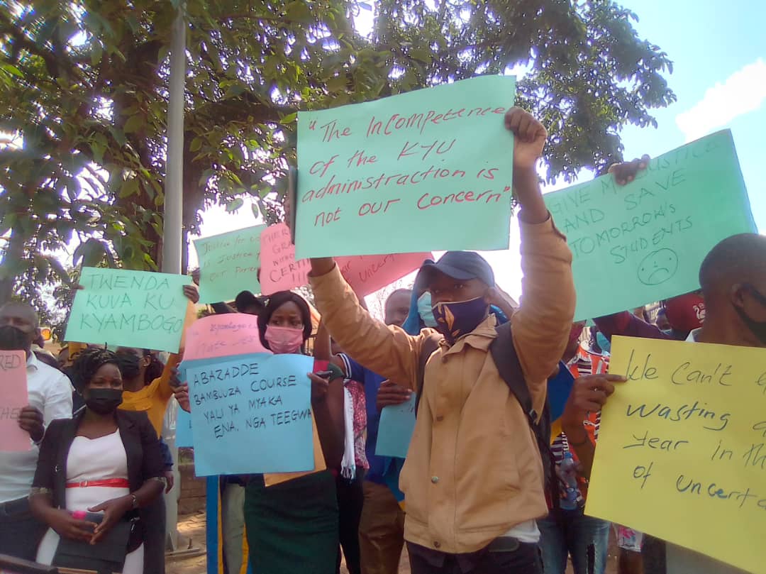 Kyambogo University protesting outside of High Court